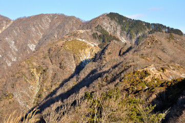 丹沢 冬の表尾根 烏尾山から木ノ又大日と新大日を眺める
