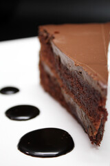 ración de tarta de tres chocolates
