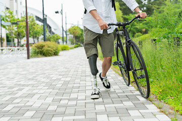 Naklejka premium サイクリングをする義足男性