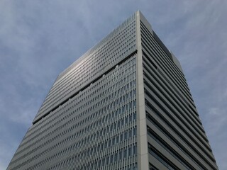 Obraz premium 東京の高層ビルと青空と木、都会のビジネスイメージ、繁栄イメージ