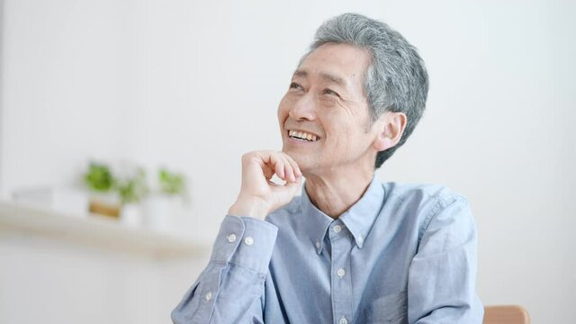 考える高齢の男性