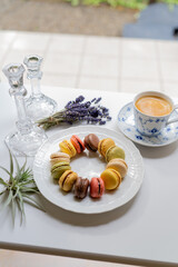 白いお皿に盛り付けられたカラフルなマカロン