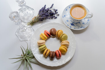 白いお皿に盛り付けられたカラフルなマカロン