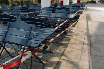 Geschlossene Außengastronomie durch Absperrband