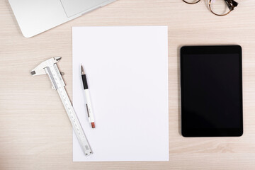 Messschieber und Bleistift, Engineering, laptop