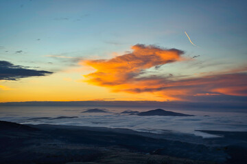 The view of the mountains in the sea of ​​clouds from the mountain top