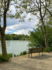 Fototapeta na wymiar Banco frente al lago en parque