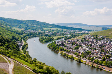 Bernkastel, Bernkastel-Kues, Mosel, Weinberge, Burg, Landshut, Altstadt, Altstadthäuser, Moselufer, Fluss, Schifffahrt, Frühling, Rheinland-Pfalz, Deutschland