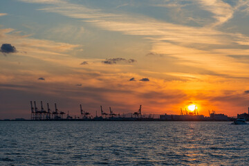 Naklejka premium 工業地帯と夕陽