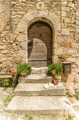 Fototapeta na wymiar Porte ancienne à Simiane-la-Rotonde, Alpes-de-Haute-Provence, France