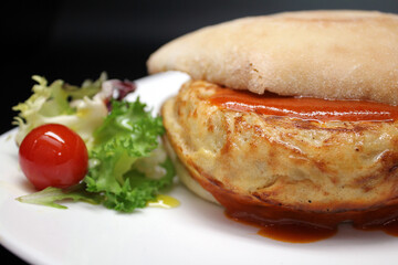 mollete de tortilla de patatas española