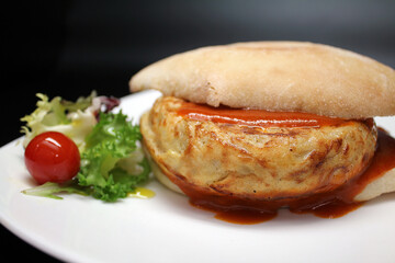 Bocadillo de tortilla de patatas española a la andaluz