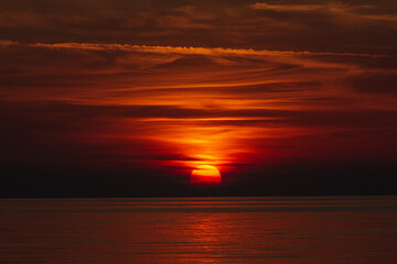 Fototapeta na wymiar Sun peaking out over the horizon