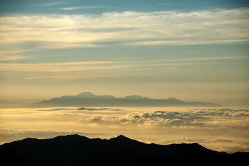 朝陽に照らされた雲海に孤島のように浮かぶ榛名山