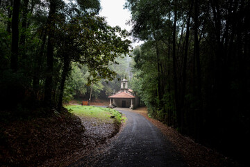 Ermita en la montaña plena naturaleza en Asturias España