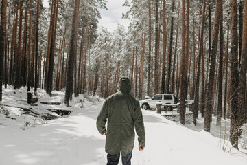 Hombre en la nieve en un bosque