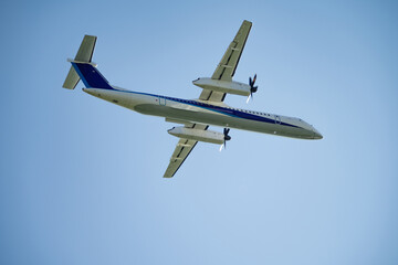 Fototapeta na wymiar 飛行するプロペラ旅客機