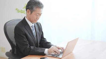 高齢のビジネスマンイメージ　資料作成