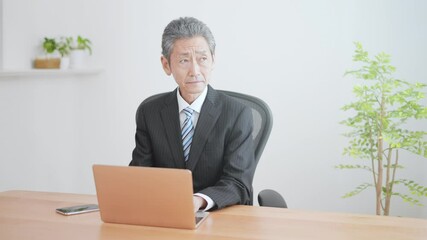 高齢のビジネスマンイメージ　資料作成