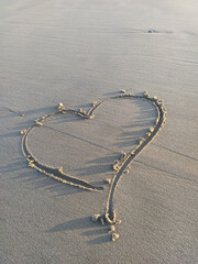 Coraz&oacute;n dibujado en la arena