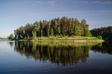 Obraz premium Beautiful river bend and forests on a sunny spring day.