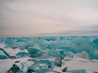 Fotobehang Beautiful transparent ice of winter lake © Александр Кудрявцев