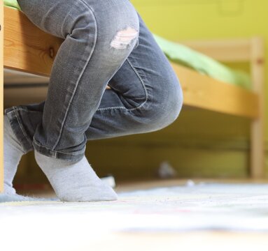 Enfant au pantalon d&eacute;chir&eacute;