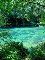 Río de agua turquesa