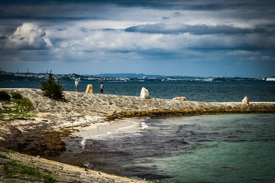 沖縄の城址と海と空を眺める