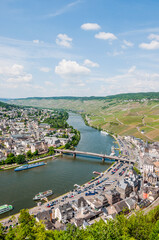 Bernkastel, Mosel, Weinberge, Altstadt, Altstadth&auml;user, Landshut, Burgruine, Moselufer, Fluss, Schifffahrt, Fr&uuml;hling, Bernkastel-Kues, Rheinland-Pfalz, Deutschland