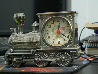 Reloj en forma de tren puesto en un escritorio