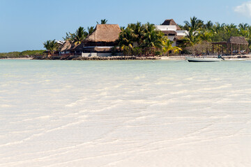 Turismo y Vacaciones o Tourism and Vacation o Holidays en la isla de Holbox, estado de Quintana Roo, peninsula de Yucatan, pais de Mexico o Mejico