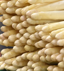 Frischer, weißer Spargel auf einem Bio-Markt