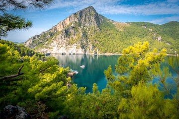 Naklejka premium Dam lake in Green Canyon. Beatiful View to Taurus Mountains and turquoise water. Coniferous forest with bright green pine trees. Manavgat, Turkey