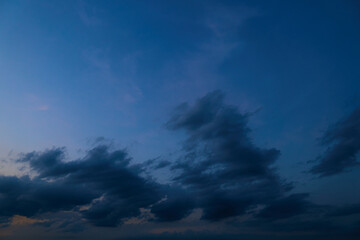 Naklejka premium beautiful sunset sky, dark silhouette of clouds as a background