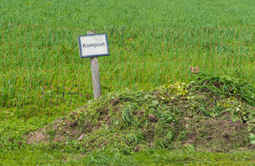 Schild Kompost in Komposthaufen