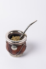 Mate de metal y madera con grabados y dibujos. Copa para infusión energizante, orgánica y vegana de latinoamérica © Guillermo