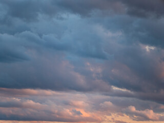 couché de soleil nuageux