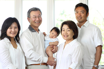 Naklejka premium Japanese 3rd generation family smiling at the camera
