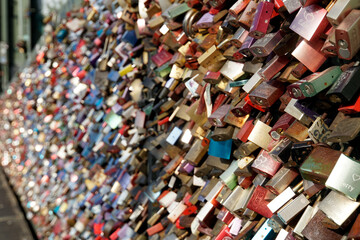 Touristenattraktion Liebsesschlösser auf der Hohenzollernbrücke