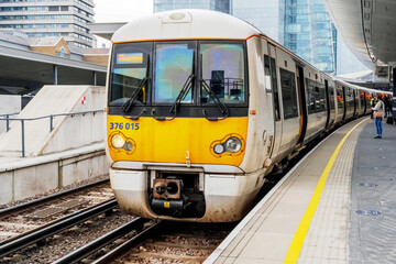 Fototapeta premium Train pulling up at london bridge overground train station