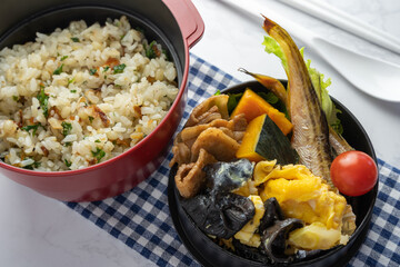 愛妻のために作った弁当（丸、白背景）卵きくらげ、焼肉、ハタハタ、カボチャ、ミニトマト