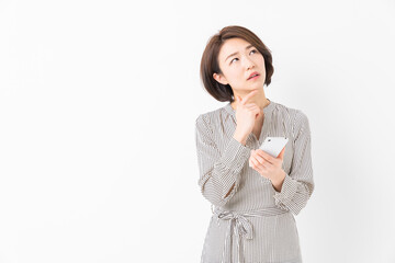 スマホを見る女性　考える