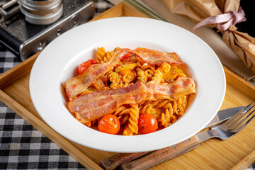 tomato with salad and bacon