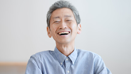 笑顔の高齢の男性