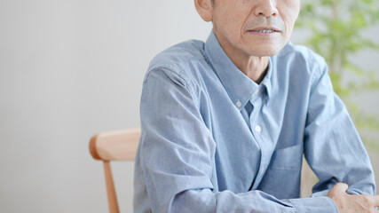 悩む高齢の男性