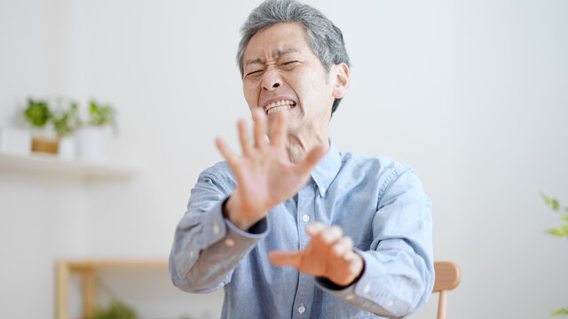 嫌がる高齢の男性