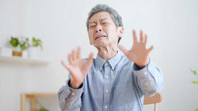 嫌がる高齢の男性