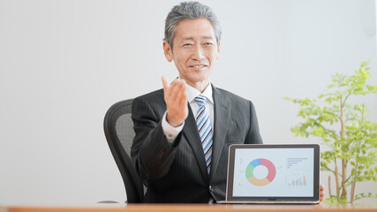 高齢のビジネスマンイメージ　プレゼン
