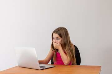 Criança em estudo virtual no computador